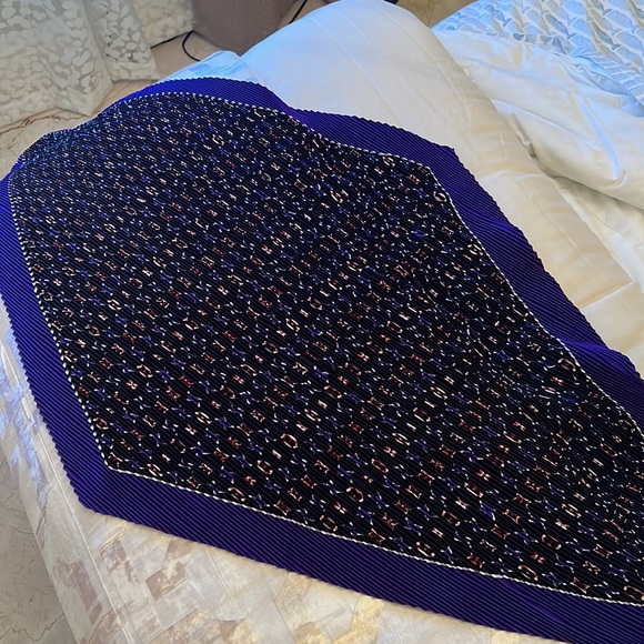 Pleated Louis Vuitton silk shawl with blossom pattern reversible - Picture 3 of 5